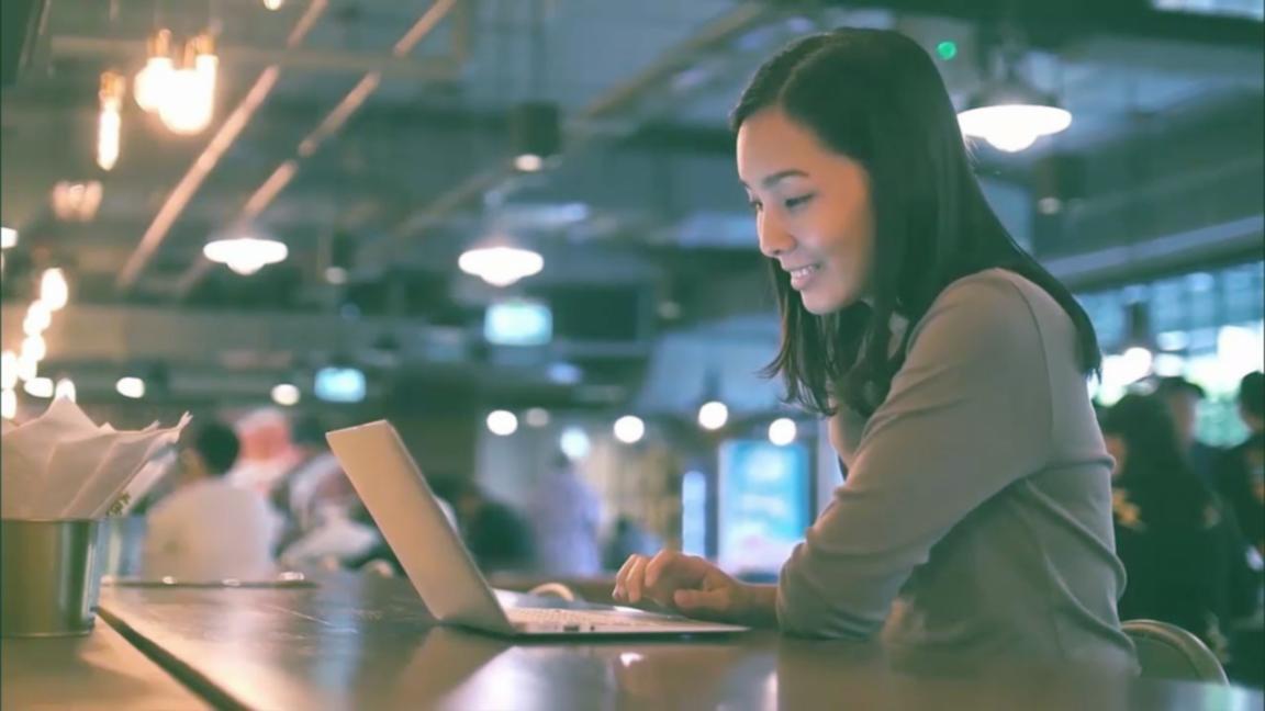 Übersichtliche Finanzplanung mit Diagrammen und Notizen