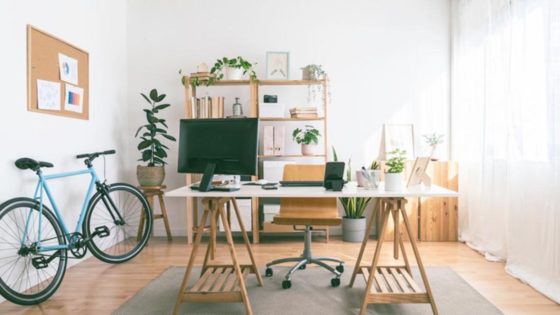 Detaillierte Finanzplanung mit Dokumenten und Taschenrechner